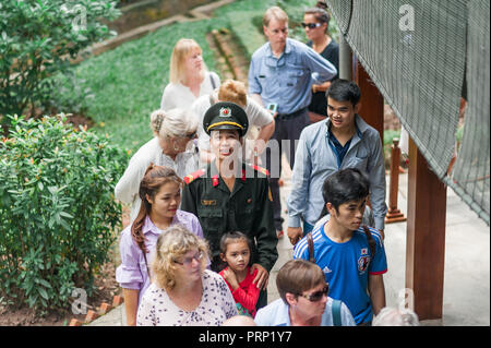 Hanoi, Vietnam - 15 octobre 2016. Jeune soldat attendent en ligne avec sa famille à voir la maison de chef communiste Ho Chi Minh, le palais présidentiel Banque D'Images