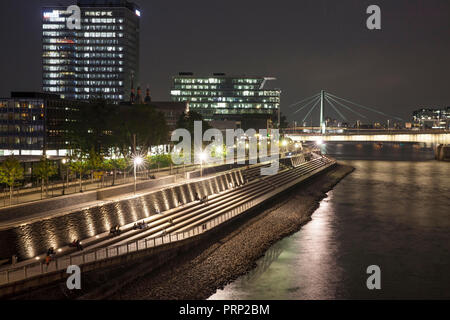 Le boulevard du Rhin dans le quartier de Deutz, le grand perron sur les rives du Rhin entre le le pont Hohenzollern et le pont Deutzer Banque D'Images