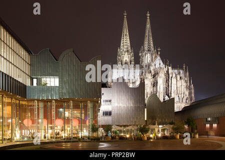 La cathédrale et le Musée Ludwig, Cologne, Allemagne. der Dom und das Museum Ludwig, Cologne, Allemagne. Banque D'Images