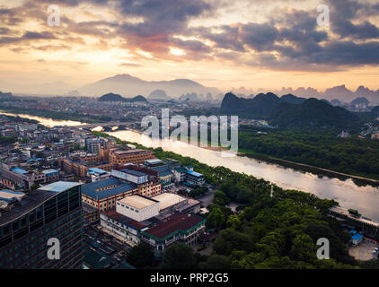 Beau lever de soleil sur la rivière Li à Guilin, Chine vue aérienne Banque D'Images