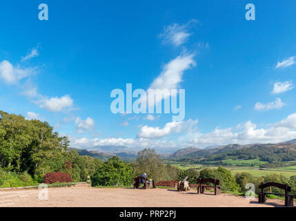 Vue vers le bas Eskdale à partir des terrains de Château de Muncaster, Seascale, Parc National de Lake District, Cumbria, Royaume-Uni Banque D'Images