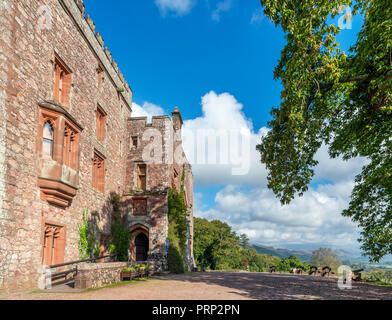 Entrée principale du château de Muncaster regardant Eskdale, Seascale, Parc National de Lake District, Cumbria, Royaume-Uni Banque D'Images