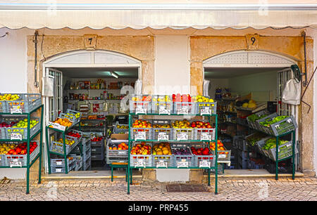 Une boutique de fruits et légumes colorés capturés dans l'un des Coimbraâ€™ruelles atmosphériques. Banque D'Images