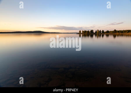 Sous la surface des pierres. Magnifique coucher de soleil sur le lac Inari en Laponie, Finlande Banque D'Images