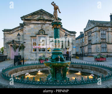 Victorian fonte fontaine par Walter Macfarlane Fonderie Sarrasine avec Samson en haut et Corn Exchange building, Haddington, East Lothian, Ecosse, U Banque D'Images