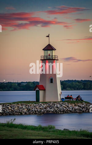 Phare et le coucher du soleil sur le lac Hefner à Oklahoma City Banque D'Images