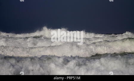 Les vagues de la mer blanche intéressante contre ciel noir Banque D'Images