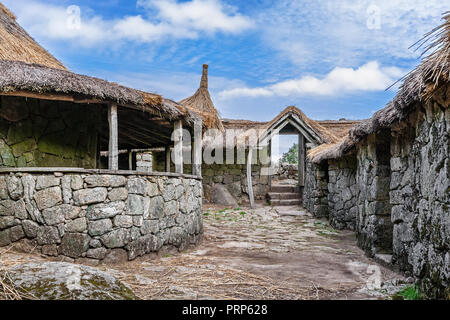 Citania de Sanfins, Portugal. Famille reconstituée, un bâtiment noyau ibérique fortifiée préhistorique Celtique Castro règlement Fortin Banque D'Images