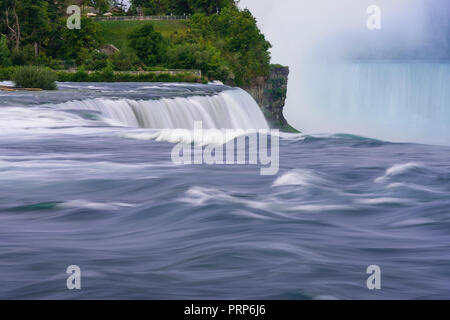 Niagara Falls avec écoulement de l'eau rêve flou Banque D'Images