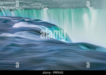 Niagara Falls avec écoulement de l'eau rêve flou Banque D'Images