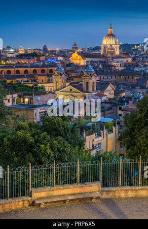 Panorama au coucher du soleil de la terrasse du Pincio à Rome, Italie. Banque D'Images