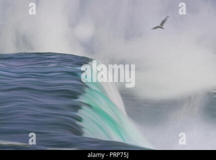 Niagara Falls avec écoulement de l'eau rêve flou Banque D'Images