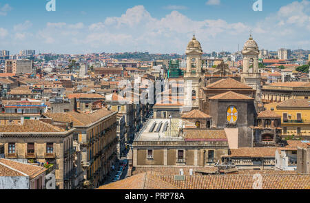 Vue panoramique à Catania à partir de la coupole de la Badia di Sant'Agata, avec l'église de Saint François d'assise d'une propreté impeccable. Sicile, Italie. Banque D'Images