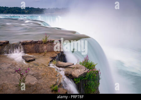 Niagara Falls avec écoulement de l'eau rêve flou Banque D'Images