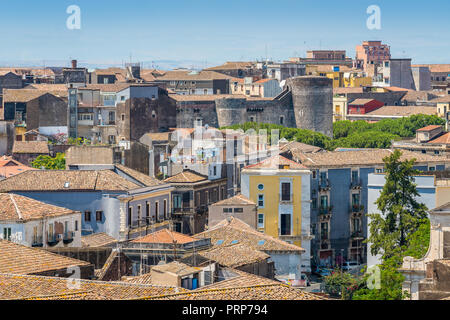 Vue panoramique à Catania à partir de la coupole de la Badia di Sant'Agata, avec le château Ursino. Sicile, Italie. Banque D'Images