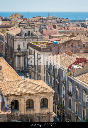 Vue panoramique à Catania à partir de la coupole de la Badia di Sant'Agata, avec la mer Méditerranée dans le backogrund. Sicile, Italie. Banque D'Images