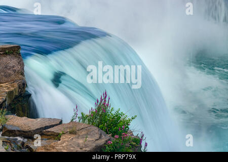 Niagara Falls avec écoulement de l'eau rêve flou Banque D'Images