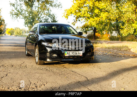 Dniepr, l'UKRAINE - 01 octobre 2016 : HONDA ACCORD DANS LA VILLE AU COUCHER DU SOLEIL Banque D'Images