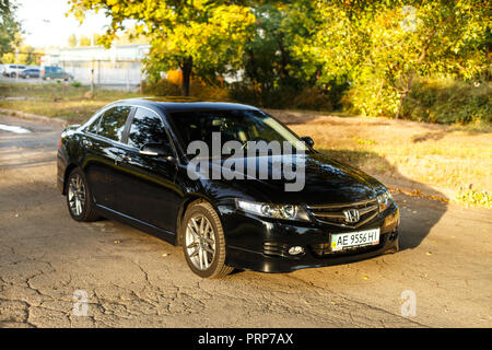 Dniepr, l'UKRAINE - 01 octobre 2016 : HONDA ACCORD DANS LA VILLE AU COUCHER DU SOLEIL Banque D'Images