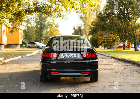 Dniepr, l'UKRAINE - 01 octobre 2016 : HONDA ACCORD DANS LA VILLE AU COUCHER DU SOLEIL Banque D'Images