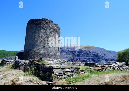 Château de Dolbadarn, ardoise derrière, Llanberis, au nord du Pays de Galles, Royaume-Uni Banque D'Images