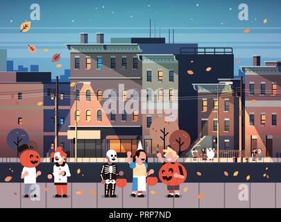 Les enfants portant des costumes de monstres nuit marche maison de ville concept cityscape background astuces ou traiter happy Halloween personnage télévision horizontale pleine longueur Illustration de Vecteur