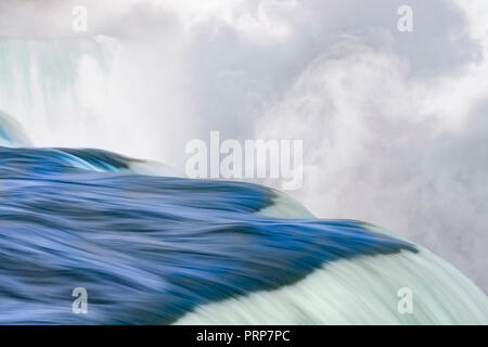 Niagara Falls avec écoulement de l'eau rêve flou Banque D'Images