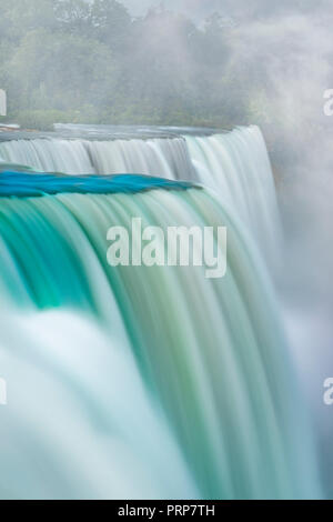 Niagara Falls avec écoulement de l'eau rêve flou Banque D'Images