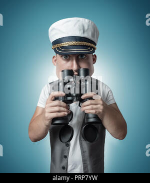Caricature de capitaine marin drôles à regarder et holding binoculars Banque D'Images