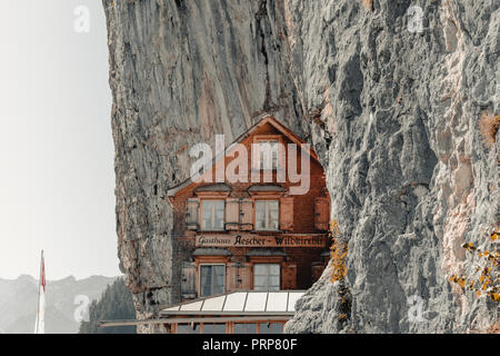 La Suisse, Edelweiss - le 27 septembre 2018 : célèbre mountain inn Aescher-Wildkirchli à l'Ebenalp cliffs Banque D'Images