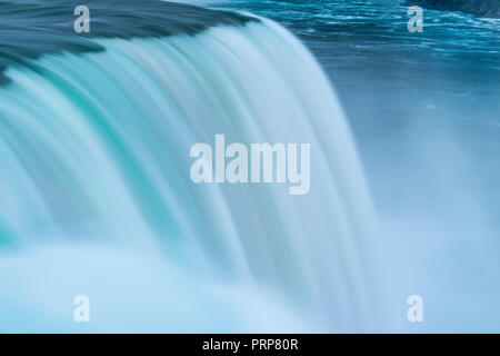 Niagara Falls avec écoulement de l'eau rêve flou Banque D'Images