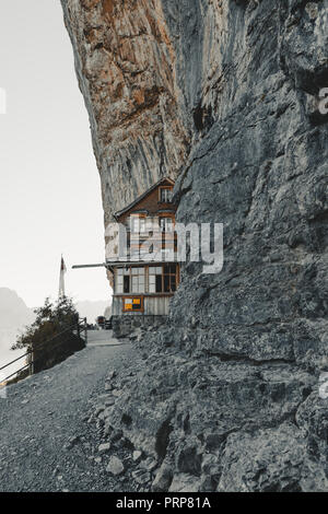 La Suisse, Edelweiss - le 27 septembre 2018 : célèbre mountain inn Aescher-Wildkirchli à l'Ebenalp cliffs Banque D'Images