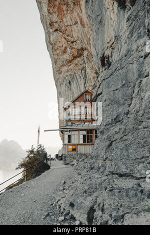 La Suisse, Edelweiss - le 27 septembre 2018 : célèbre mountain inn Aescher-Wildkirchli à l'Ebenalp cliffs Banque D'Images