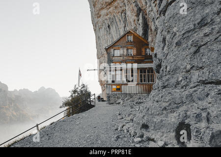 Ebenalp, Zürich, Suisse - le 27 septembre 2018 : célèbre mountain inn Aescher-Wildkirchli à l'Ebenalp cliffs Banque D'Images