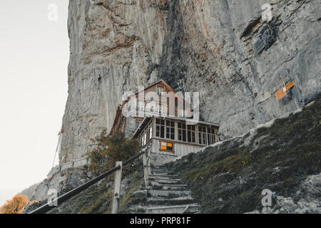 La Suisse, Edelweiss - le 27 septembre 2018 : célèbre mountain inn Aescher-Wildkirchli à l'Ebenalp cliffs Banque D'Images