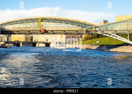 Avis de Bogdan Khmelnitski (Pont ferroviaire) dans la ville de Moscou à partir de la rivière Moskva en soirée ensoleillée d'automne Banque D'Images