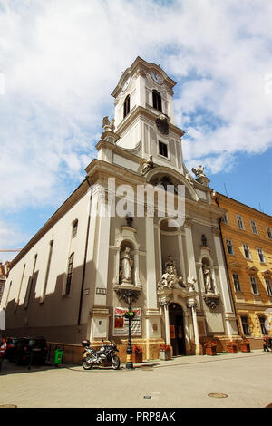 L'Église sur la rue Vaci, dans la vieille ville de Budapest, Hongrie, Europe de l'Est. Extérieur d'une église baroque. Banque D'Images