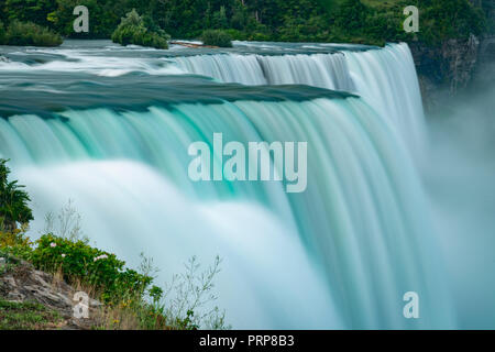 Niagara Falls avec écoulement de l'eau rêve flou Banque D'Images