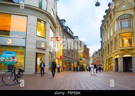 Copenhague, Danemark - 16 juin 2018 : les gens à pied par la rue Stroget - la principale rue commerçante de Copenhague. Banque D'Images