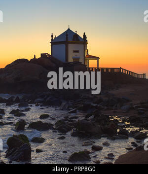 Seigneur de l'église de pierre ( chapelle ) Senhor da Pedra à Porto, Portugal Banque D'Images