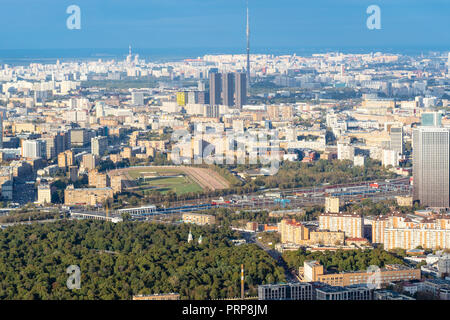 Vue aérienne de l'Amérique du nord et au nord-est de Moscou à l'Hippodrome central de Moscou et de la tour de télévision Ostankino, plate-forme d'observation de 354 ports élevée dans la ville de Moscou Banque D'Images