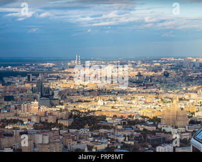 Vue aérienne du centre et au nord-est de Moscou à partir de la plate-forme d'observation 354 Port élevé dans la ville de Moscou en automne coucher de soleil Banque D'Images