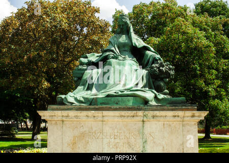 La statue de la Reine Elisabeth (Sissi) Habsburg impératrice et reine de Hongrie à Budapest, Hongrie l'Europe de l'Est. Banque D'Images