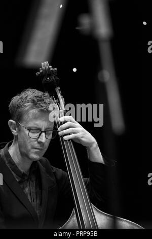 Bassiste de Jazz Adrian Knowles en solo avec 'Atlantic' Crossover Jazz Festival 2018, Scarborough Banque D'Images