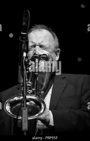 Alan Barnes joue le saxophone baryton avec son octet, Scarborough Jazz Festival 2018 Banque D'Images