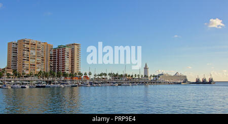 Bateaux à voile en face de grands immeubles et de la tour de lumière dans le port de Malaga, Espagne Banque D'Images