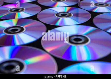 Cd / DVD allongé sur un fond noir avec des reflets de lumière. Banque D'Images