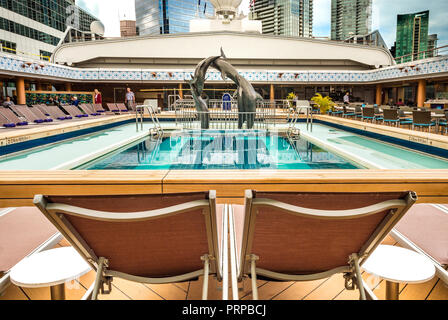 Pont Lido piscine sous toit escamotable ouvert Magradome. L'edam, Holland America Classe R navire de croisière. Amarré au Port de Vancouver, Colombie-Britannique, Canada. Le centre-ville de Vancouver bâtiments en arrière-plan. Banque D'Images