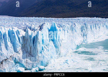 Mise en forme de glace depuis un énorme glacier.