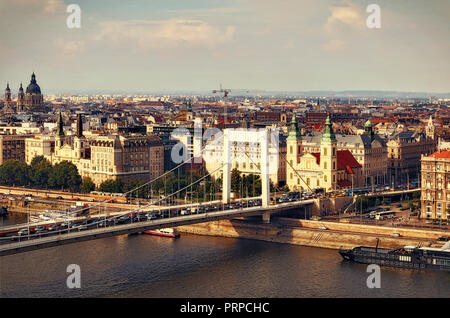 Vue sur le centre-ville de Budapest et Elisabeth pont sur le Danube, la Hongrie Banque D'Images